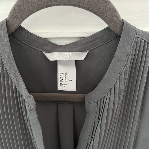 H&M gray flutter sleeve blouse, slim fit - Picture 2 of 2